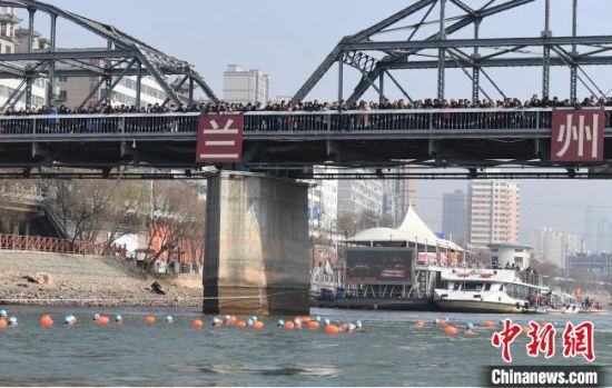 圖為活動現(xiàn)場冬泳愛好者表演“漂游”?！钇G敏 攝