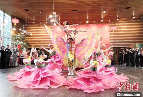 圖為雜技演員通過(guò)精湛的技藝贏得了滿堂喝彩?！「拭C省文化和旅游廳網(wǎng)站 攝