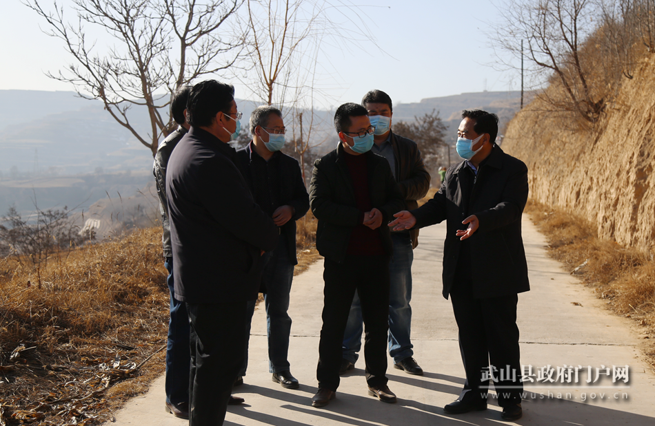 索鴻賓在鴛鴦、樺林鎮(zhèn)檢查指導(dǎo)疫情防控和脫貧攻堅(jiān)等工作