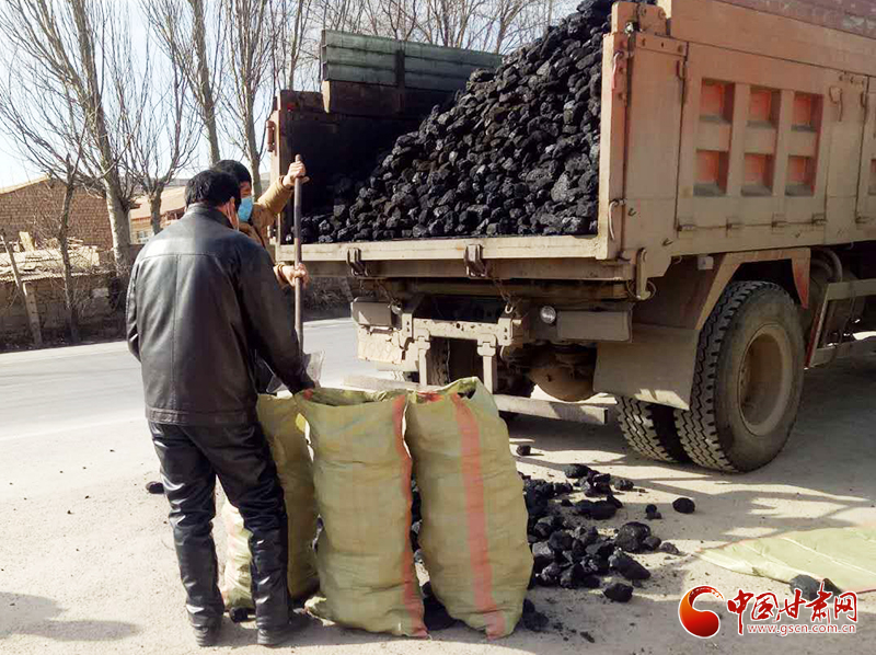 【甘肅全民戰(zhàn)“疫”】雪中送炭！會寧一企業(yè)為基層防控點(diǎn)捐贈10噸愛心煤（圖）