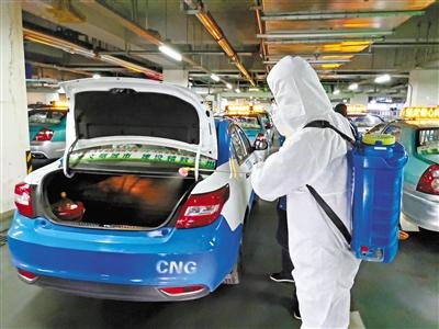 免費接送一線抗“疫”人員 蘭州奔馬雷鋒車隊，你們真棒！