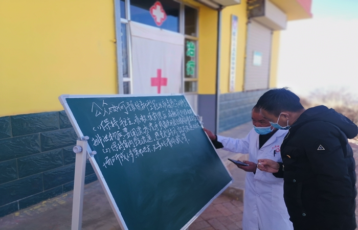 市紀委監(jiān)委駐村幫扶干部馬維高在村衛(wèi)生室宣傳疫情防控知識。.jpg