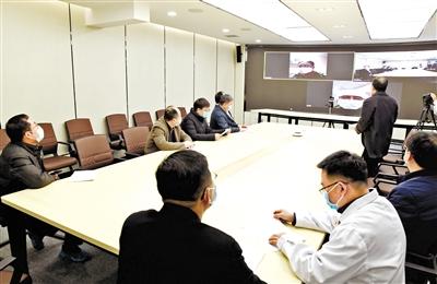 蘭大校長嚴純?nèi)A等視頻連線蘭大一院、二院支援湖北醫(yī)療隊員