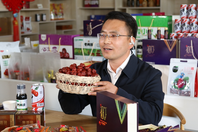 “縣長直播天團(tuán)”唱響“甘貨春之聲”，售出近30種甘貨1萬余件 開進(jìn)直播間的網(wǎng)絡(luò)扶貧博覽會(huì)，受百萬網(wǎng)友點(diǎn)贊 