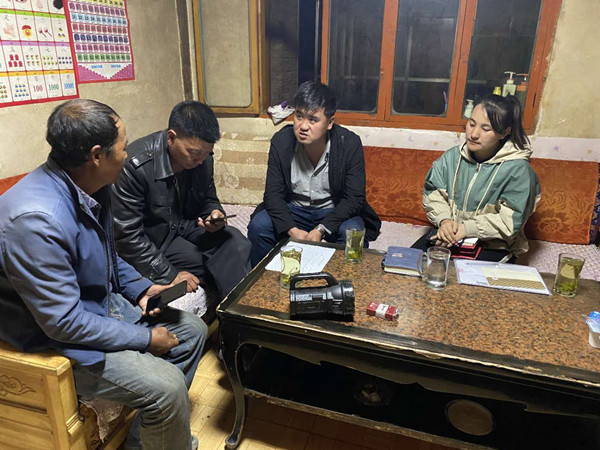 圖為木耳鎮(zhèn)紀檢干事盧建民（左三）連夜在多壩村多壩組奚連德家中了解受災情況，排查安全隱患，并宣傳發(fā)生次生災害的相關知識。_副本.jpg