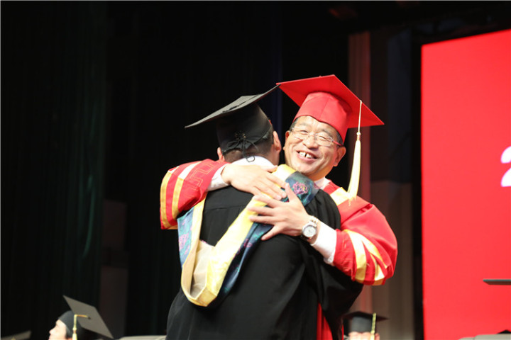 17分鐘14次掌聲！隴東學(xué)院院長(zhǎng)辛剛國(guó)這樣深情寄語(yǔ)畢業(yè)生