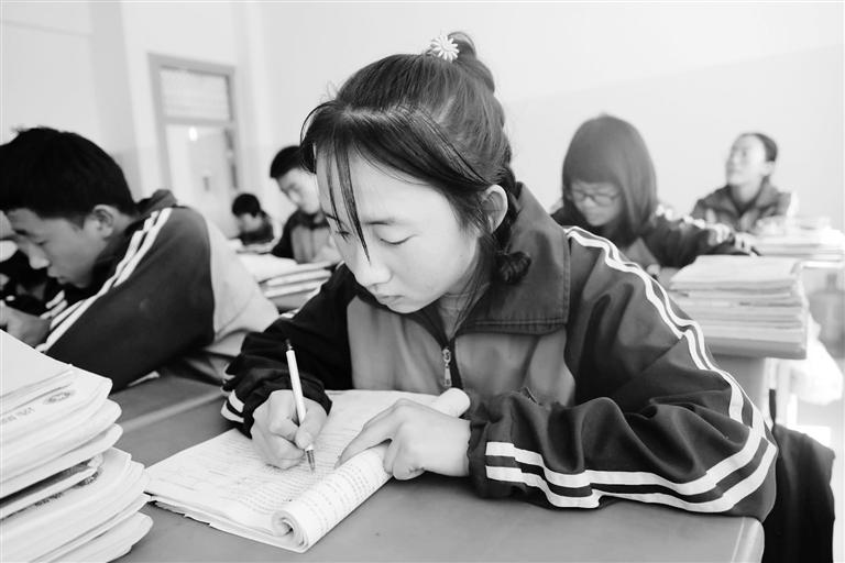 慶陽環(huán)縣這名小姑娘，柔弱肩膀撐起一個大家庭