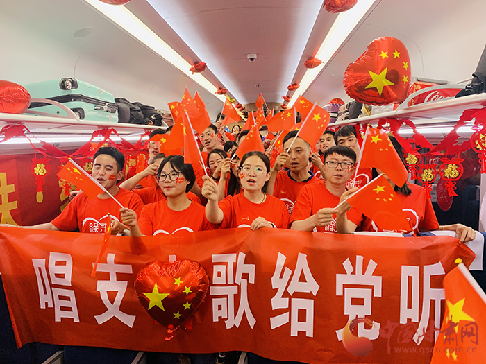 乘動(dòng)車 拜天地 30對新人參加中式集體婚禮情定蘭鐵