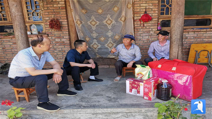 在建黨99周年來(lái)臨之際，隴南市禮縣紀(jì)委監(jiān)委在中壩鎮(zhèn)、三峪鄉(xiāng)開(kāi)展“七一”慰問(wèn)老黨員、困難黨員活動(dòng)，為他們送去組織的關(guān)懷和節(jié)日的問(wèn)候。_副本.jpg