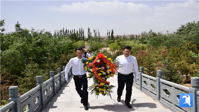 七一”前夕，白銀市紀(jì)委監(jiān)委機(jī)關(guān)黨委組織黨員來(lái)到紅軍西路軍景泰烈士陵園開(kāi)展主題黨日活動(dòng)。 朱鵬拍攝_副本.jpg