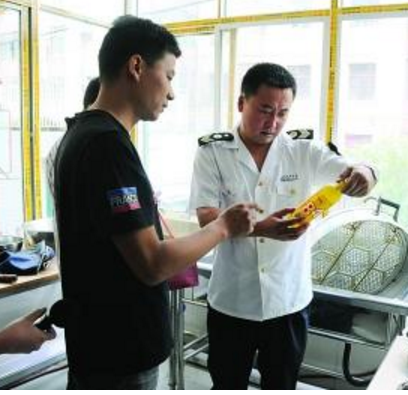 蘭州市場(chǎng)監(jiān)管局綜合行政執(zhí)法隊(duì)開(kāi)展學(xué)校、托幼機(jī)構(gòu)食品安全專(zhuān)項(xiàng)檢查