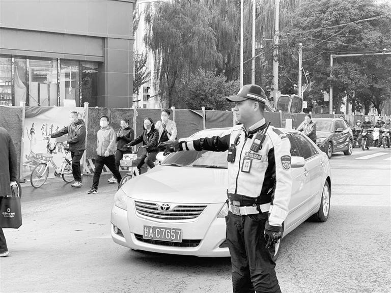 近期蘭州市區(qū)多處路段占道施工，高峰期市民請盡量繞行