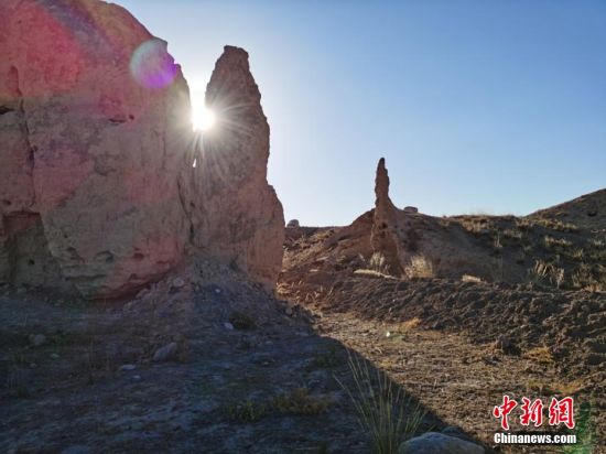 山丹境內(nèi)的長(zhǎng)城是由壕塹和山險(xiǎn)為主的漢長(zhǎng)城和黃土墻體為主的明長(zhǎng)城兩部分組成。 翟繼宗 攝