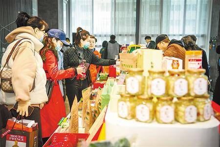 今天，在這里聽榆中的脫貧故事 ——榆中縣“脫貧攻堅宣傳周”發(fā)布活動暨脫貧攻堅主題成就展啟動側(cè)記