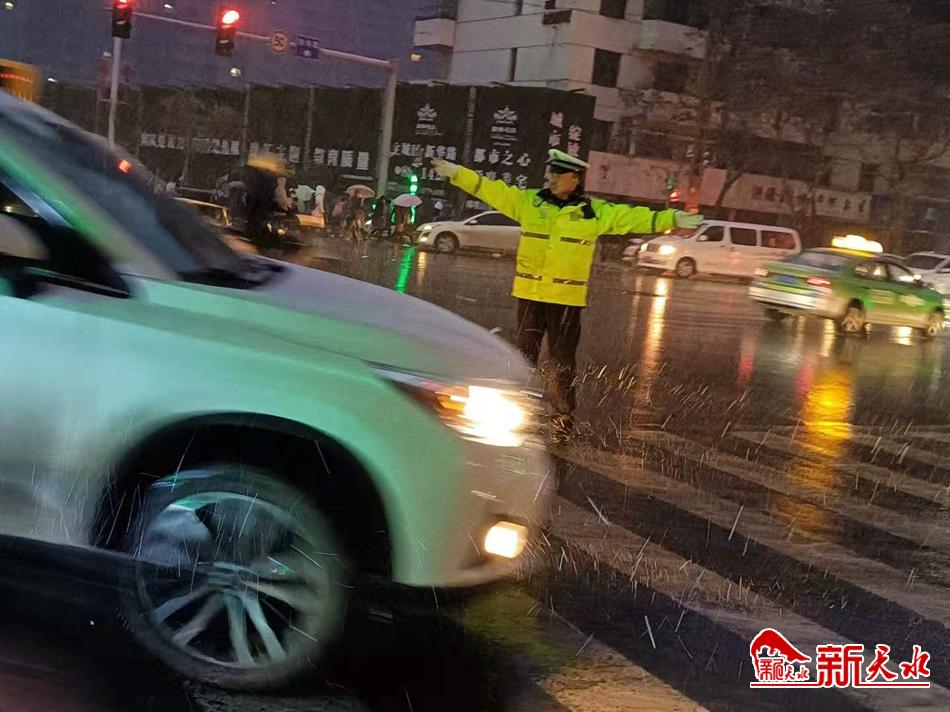 風雪襲來，天水最美“警色”在路上！