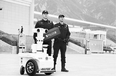 新奇！5G巡邏機(jī)器人亮相隴南武都街頭