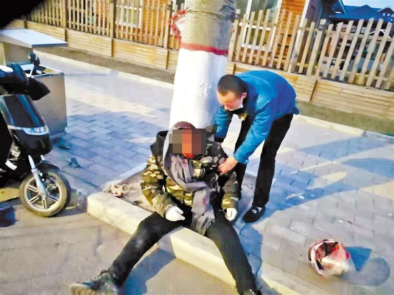 蘭州：騎摩托車男子清晨撞傷 熱心“的哥”全力救助！
