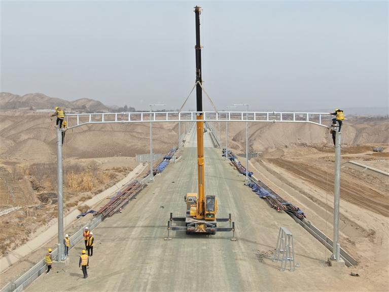 新建中蘭客專（甘肅段） 首組接觸網硬橫梁成功架設