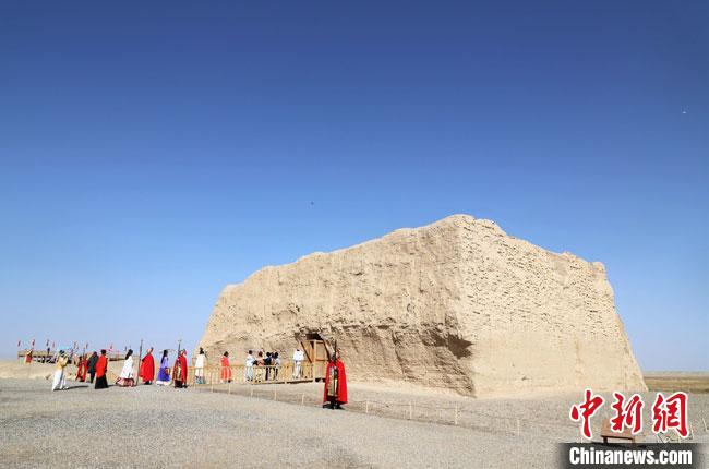 數(shù)十位身著古裝的女性通過體驗賞漢舞、習(xí)漢禮、吟誦詩詞等中華傳統(tǒng)文化，再現(xiàn)古絲綢之路的繁華盛景?！⊥踺?攝