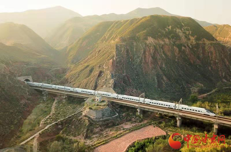 蘭州鐵路局擴充運能應(yīng)對清明假期出行熱