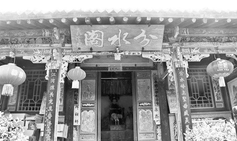 秦嶺鎮(zhèn)分水閣，一屋檐水分江河 這里可看水系奇觀，可賞連翹花海