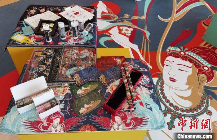 60余類敦煌主題的文創(chuàng)產(chǎn)品讓人愛不釋手?！《∷?攝