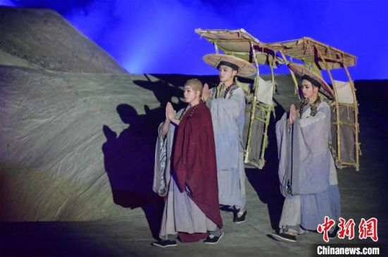 圖為演出現(xiàn)場，該劇獨創(chuàng)360度旋轉(zhuǎn)并前后移動觀眾席，顛覆傳統(tǒng)劇場舞臺表演模式?！⊥醣筱y 攝