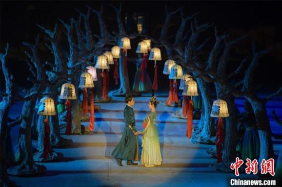 圖為全新升級《敦煌盛典》，新增戰(zhàn)馬、燈籠矩陣，以及最新聲、光、電硬件設施?！⊥醣筱y 攝