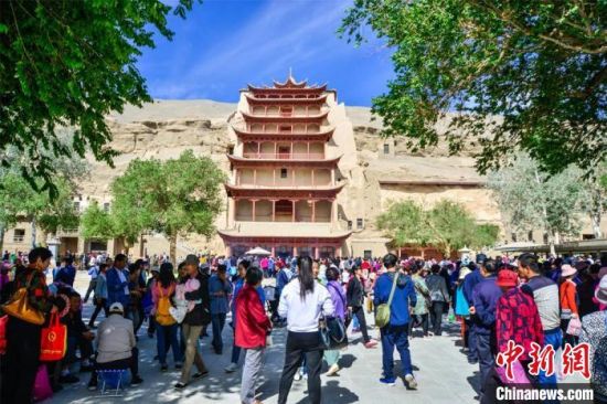 中國農(nóng)歷四月初八，敦煌民眾傳承歷史習(xí)俗，前往莫高窟燒香禮佛、祈福。(資料圖) 王斌銀 攝