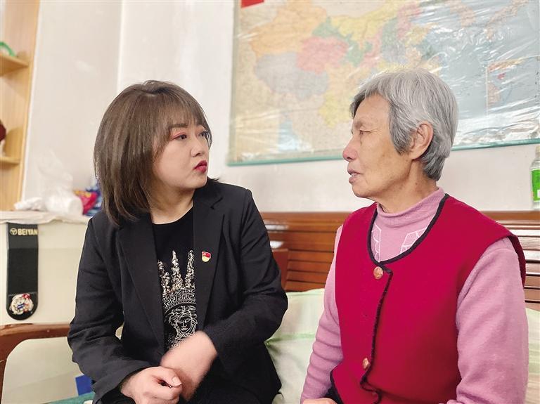 敦煌路街道任家莊街東社區(qū)黨委書記、居委會(huì)主任譚莉：我們必須成為老百姓?qǐng)?jiān)強(qiáng)的后盾