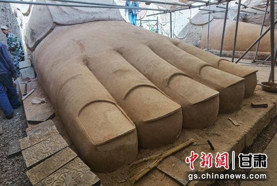 圖為中國(guó)“石窟鼻祖”天梯山石窟第13窟大佛足部與局部危巖體搶救性保護(hù)項(xiàng)目施工現(xiàn)場(chǎng)。陳曉斌 攝