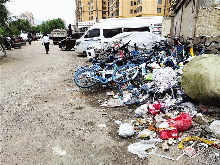 百米土路臟亂差，誰來管？經(jīng)記者協(xié)調(diào)，社區(qū)組織志愿者進行了清理