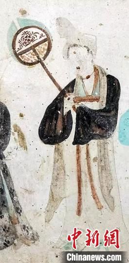 “一把小扇在手，笑對仲夏酷暑?！眻D為莫高窟第468窟《執(zhí)團扇女供養(yǎng)人》(中唐)?！《鼗脱芯吭汗﹫D