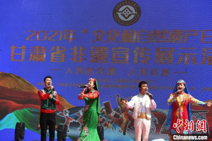 圖為甘肅臨夏回族自治州非遺傳承人演唱花兒。　楊艷敏 攝