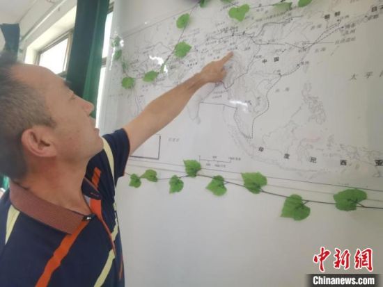 圖為甘肅省社會科學(xué)院絲綢之路研究所所長侯宗輝指出《絲綢之路古文明》課題組考察線路?！￠Z姣 攝