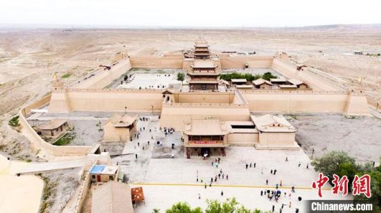 圖為7月中旬，世界文化遺產(chǎn)——嘉峪關(guān)，它是中國(guó)明代萬(wàn)里長(zhǎng)城的西端起點(diǎn)?！「哒埂z