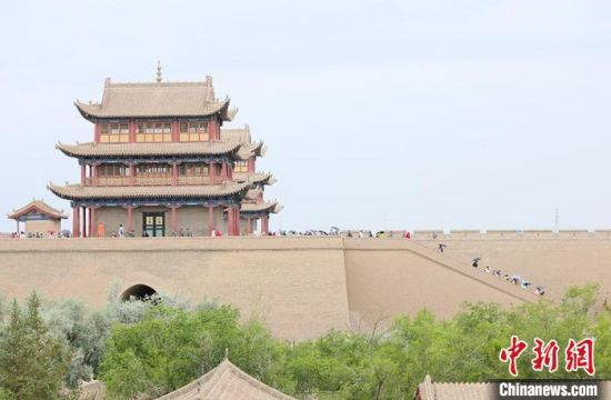 歷經(jīng)數(shù)十載保護(hù)修繕的古老關(guān)城得以延年益壽，成為了海內(nèi)外游客“絲路游”的必經(jīng)打卡地。　高展 攝