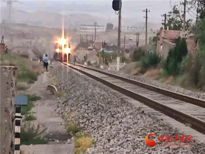 驚險！火車來臨小男孩鐵路上玩耍 蘭鐵民警飛奔將其救下