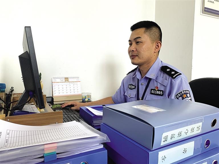 “身為黨員，就應(yīng)該第一個往前沖”