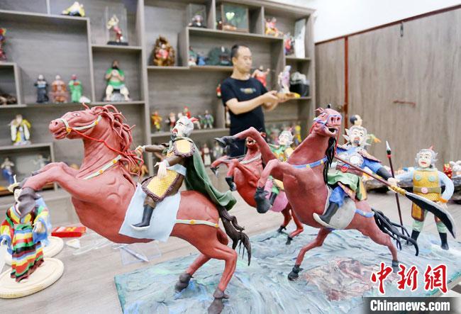 安秋平是成州面塑第五代傳承人，也是當(dāng)?shù)匚ㄒ粓允孛嫠苤谱鞯娜?。　高?攝