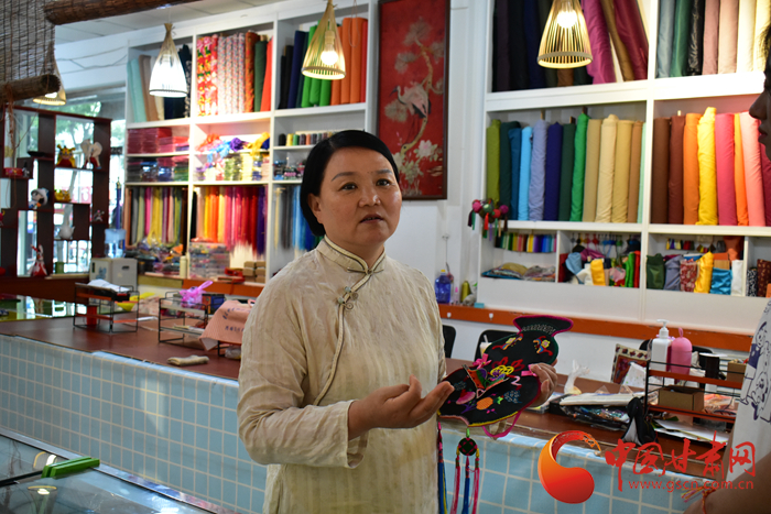 【蘭大新聞學(xué)子重走西北角】香包傳承人劉蘭芳：飛針走線，傳承匠心 