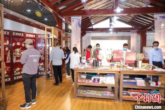 圖為甘肅“一會一節(jié)”期間，位于敦煌的天水市展館中，民眾觀賞文創(chuàng)產(chǎn)品?！「拭C省文化和旅游廳供圖