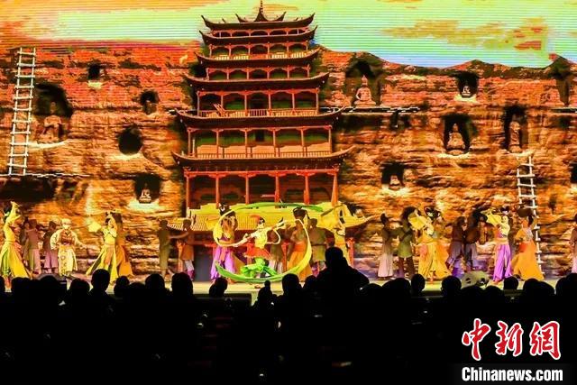 開幕式文藝展示“相約敦煌”，通過數(shù)字技術(shù)將莫高窟“搬到”演出現(xiàn)場?！「拭C省文化和旅游廳供圖