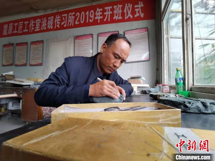 甘肅卓尼洮硯融合文化提升內(nèi)涵：不只一硯一銘，還要一盒一拓