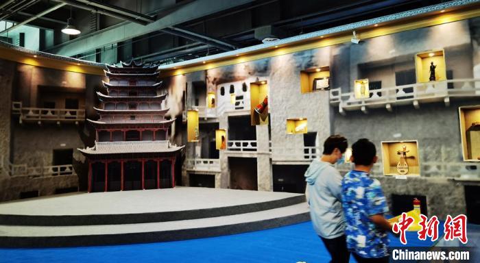 該展覽還借助科技手段，復(fù)原“藏經(jīng)洞”場(chǎng)景，將莫高窟“搬進(jìn)”展廳?！《∷?攝