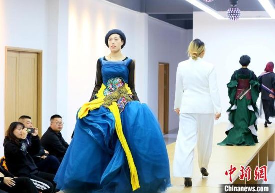 東鄉(xiāng)繡娘在T臺走秀?！「哒?攝