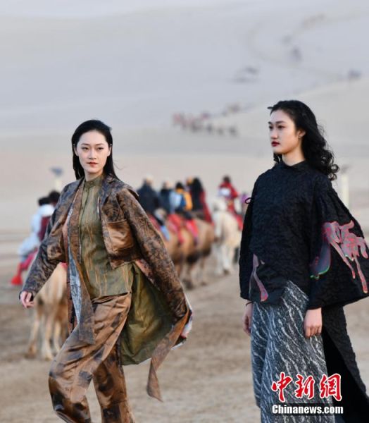 圖為敦煌服裝秀展示。 殷春永 攝