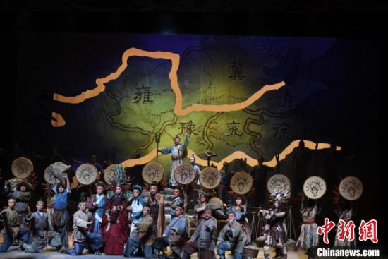 作為隴劇“梅花”，雷通霞在《大禹治水》中甘當(dāng)“綠葉”，該劇推出后，反響十分熱烈。(資料圖) 楊艷敏 攝