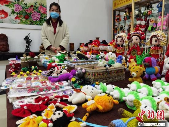 圖為隴原巧手展示手工藝品。(資料圖) 徐雪 攝