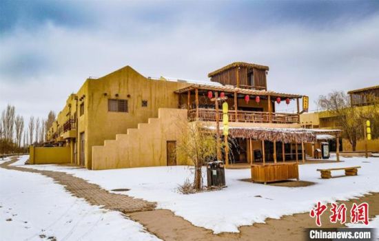 雪落敦煌月牙泉小鎮(zhèn)?！⊥醣筱y 攝